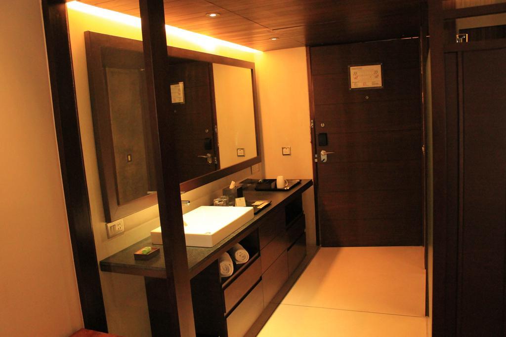 Holiday Inn & Suites Bengaluru Whitefield Bagian luar foto